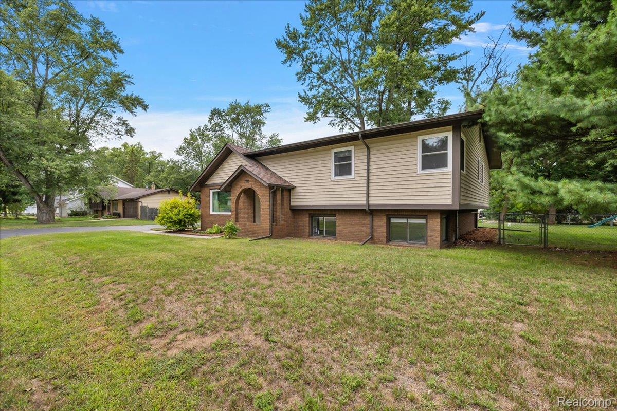 7710 Richardson Road Property Photo 4