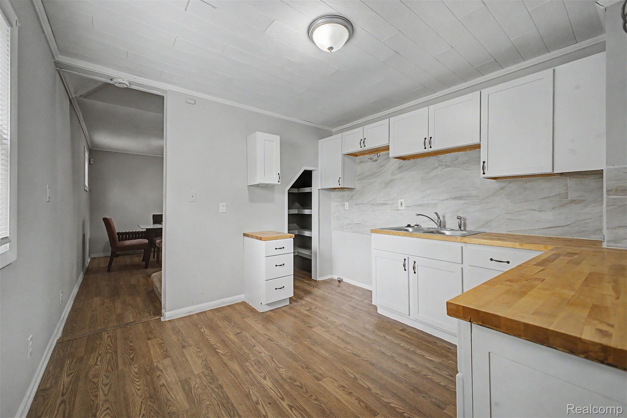 40 W Benson Street Property Photo 15