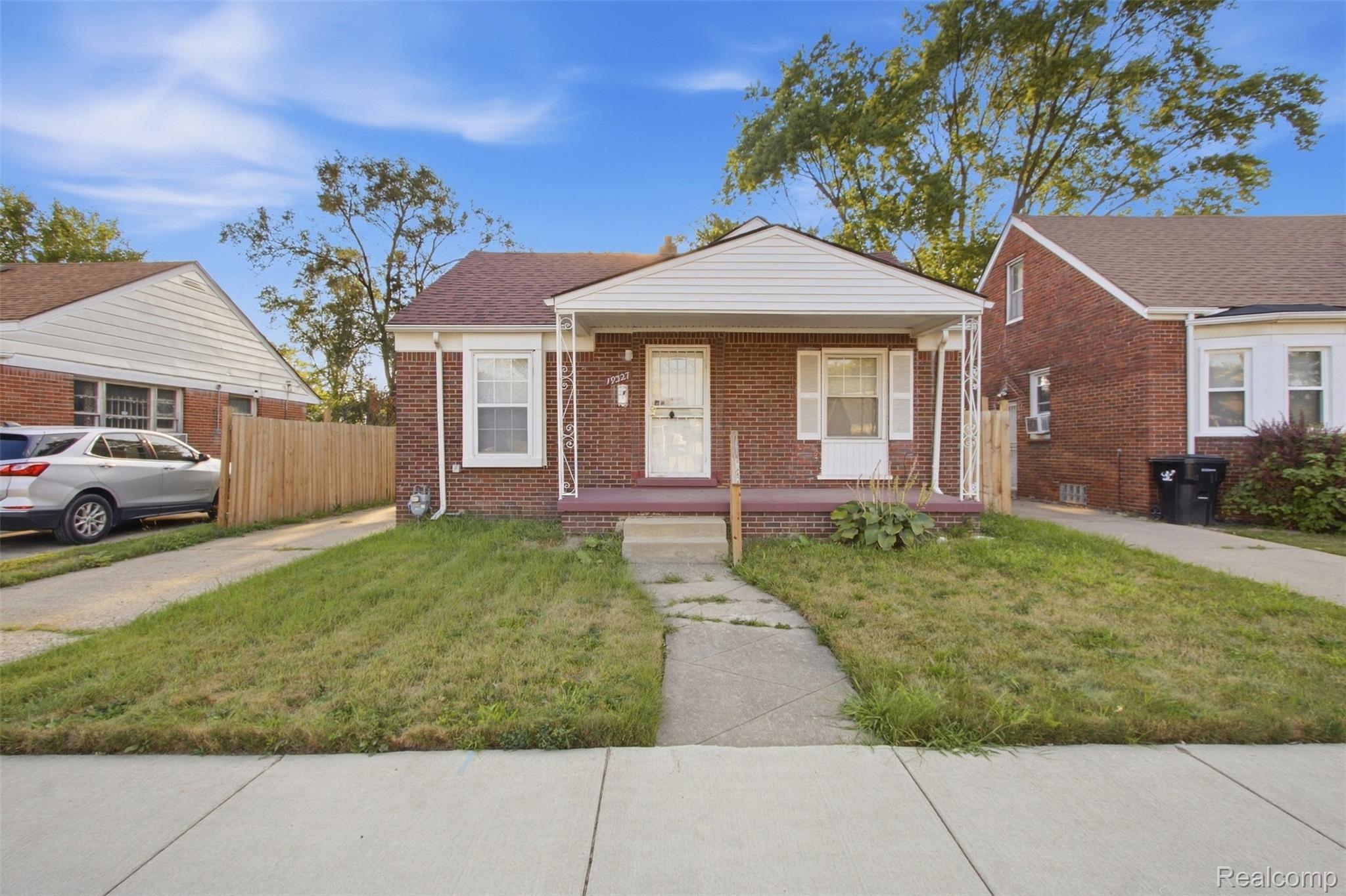 19327 Sunset Street Property Photo 2