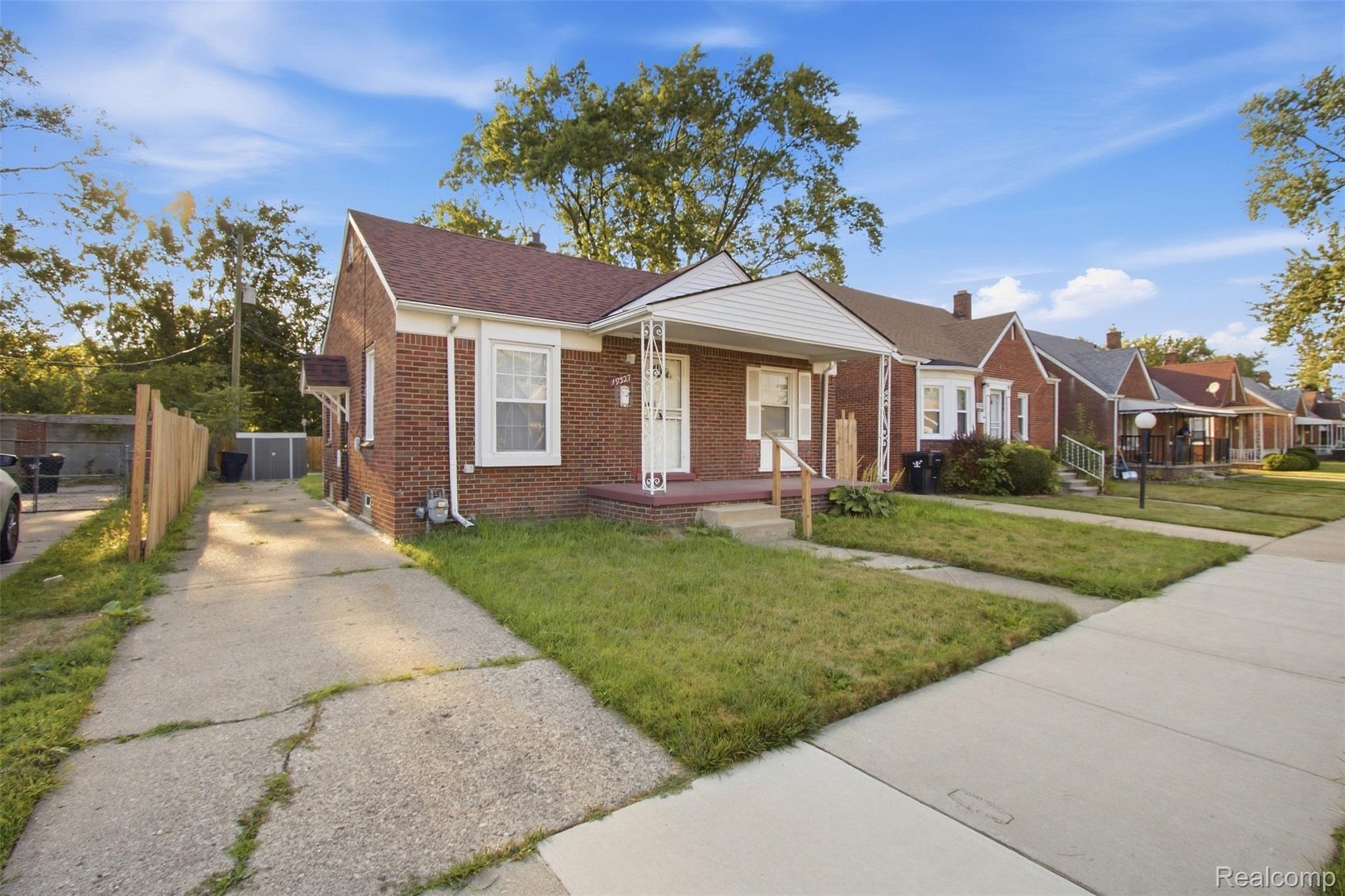 19327 Sunset Street Property Photo 3