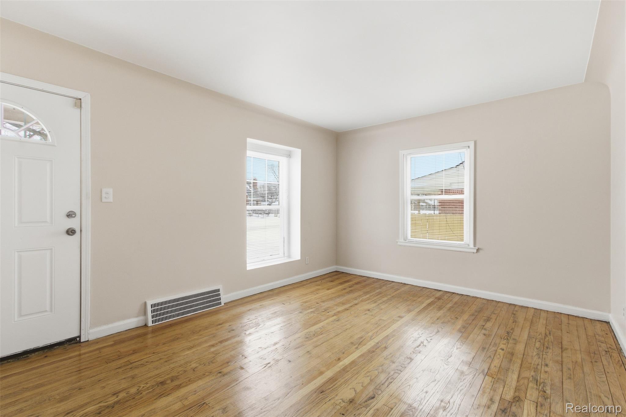19327 Sunset Street Property Photo 4