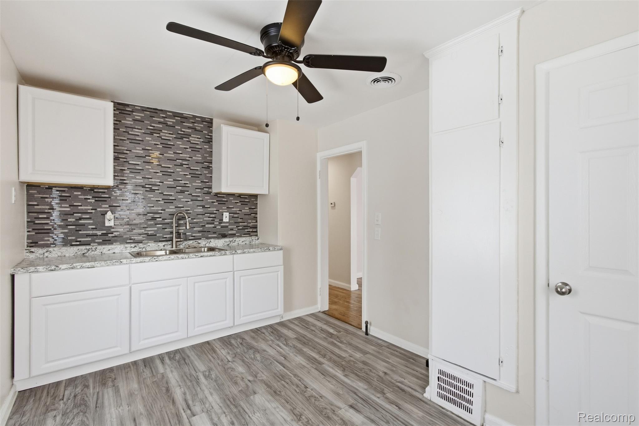 19327 Sunset Street Property Photo 7
