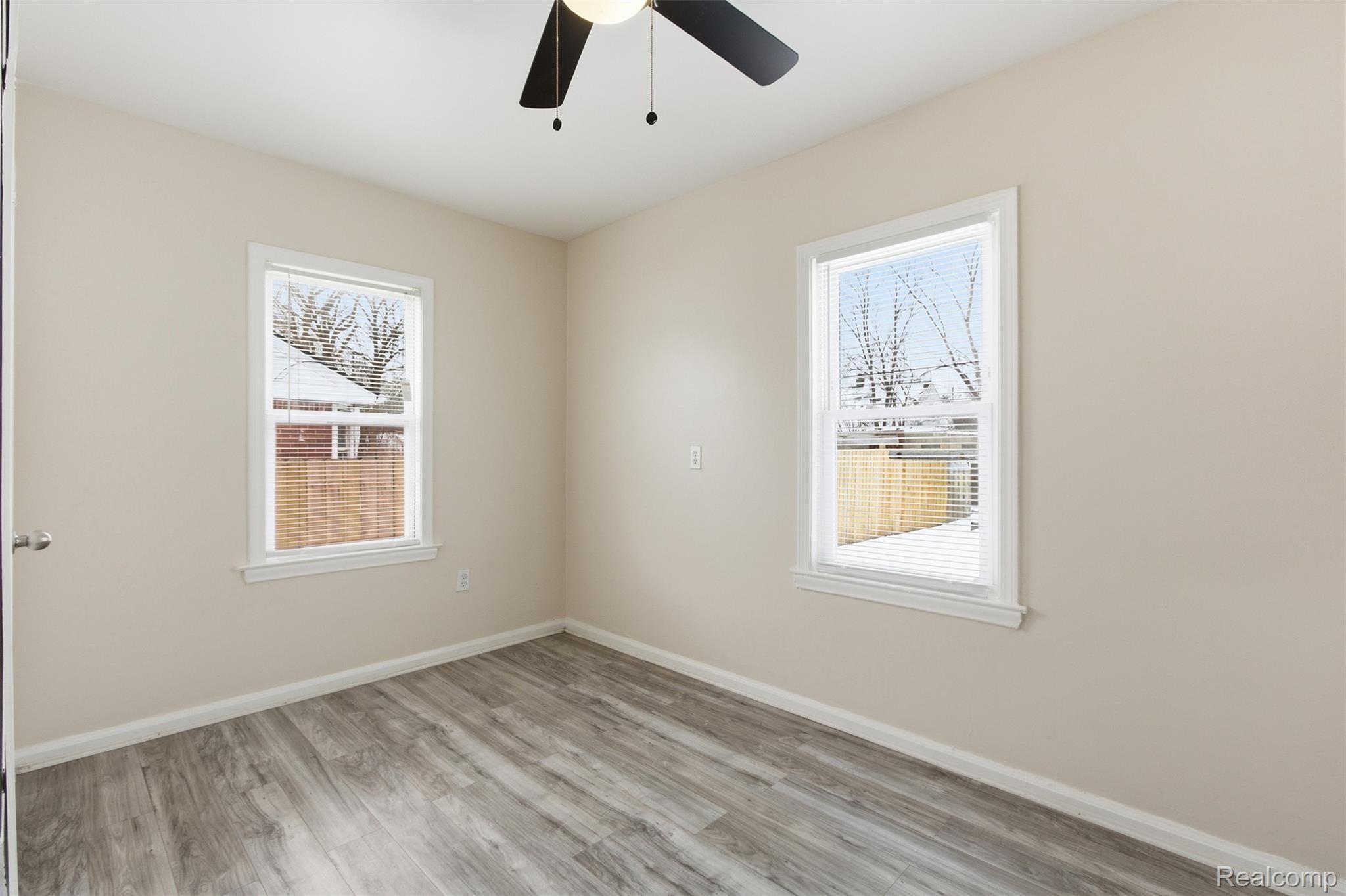 19327 Sunset Street Property Photo 8