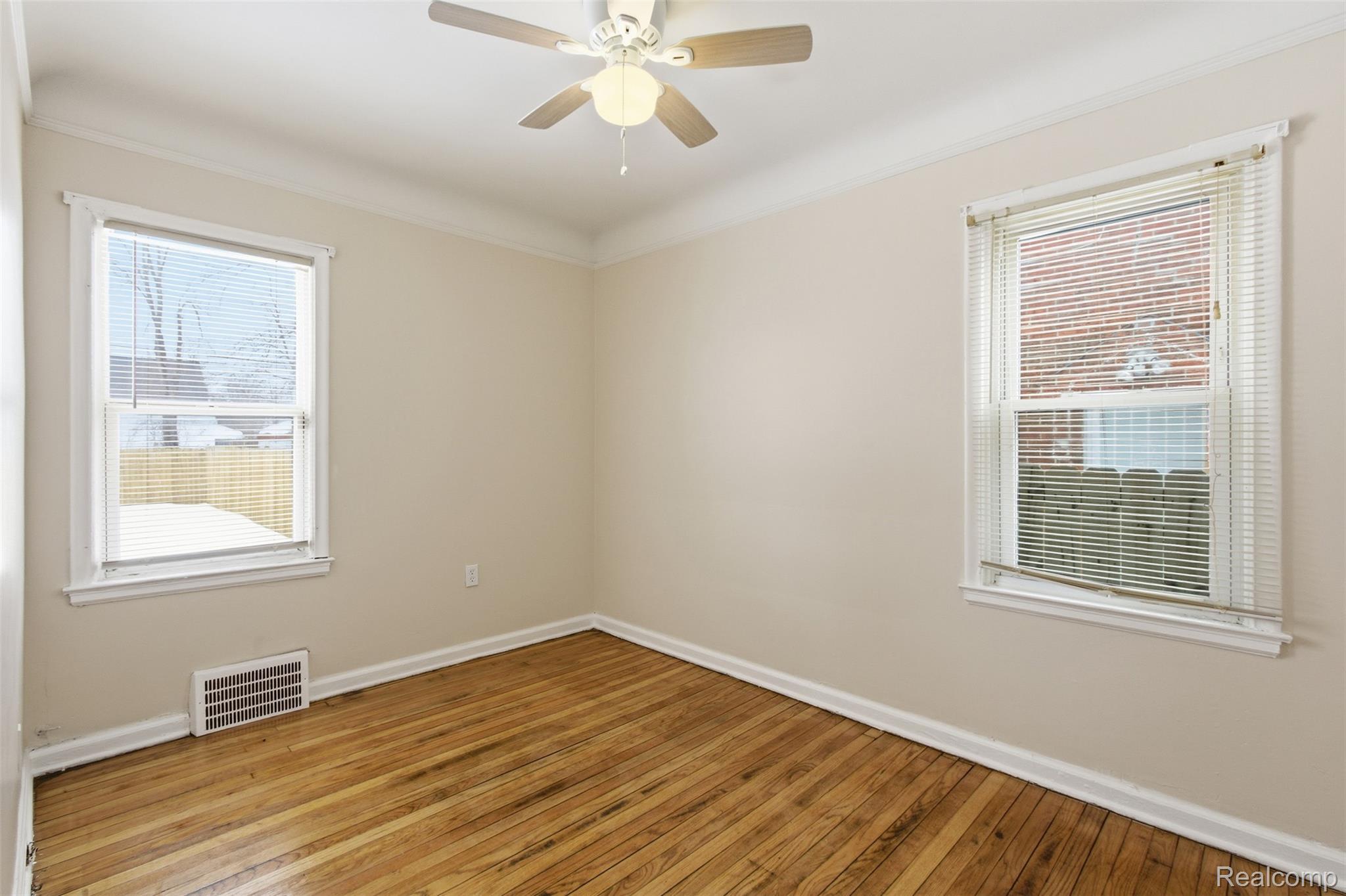 19327 Sunset Street Property Photo 9