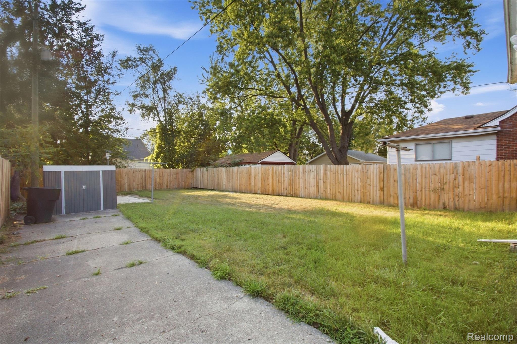 19327 Sunset Street Property Photo 15