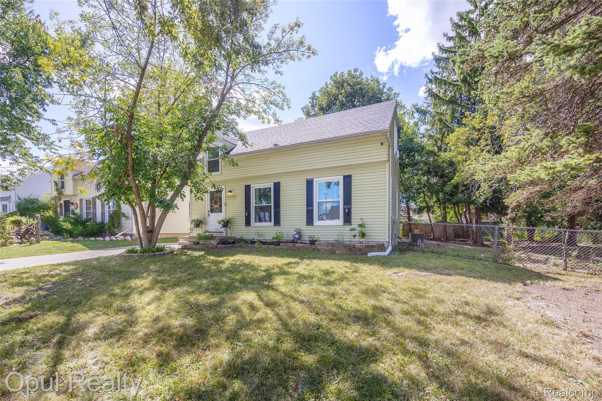 17520 Matthews Street Property Photo 2