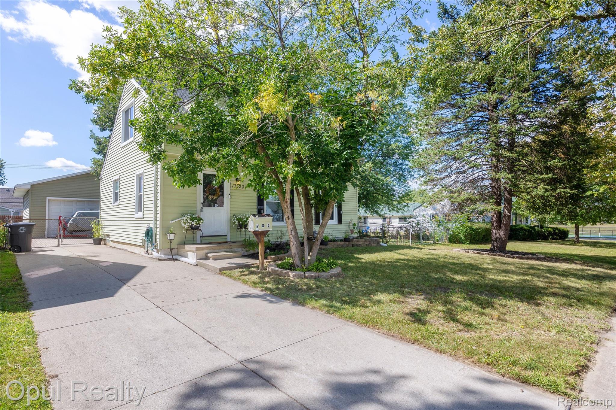 17520 Matthews Street Property Photo 3