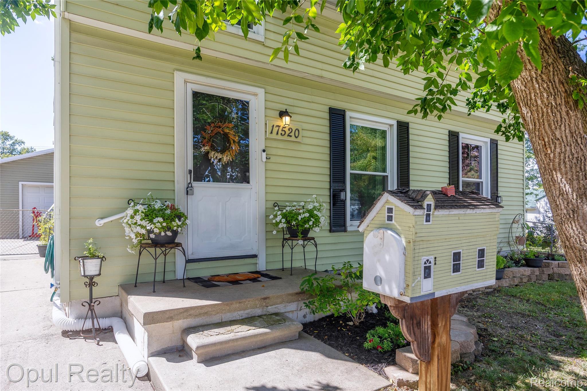 17520 Matthews Street Property Photo 4