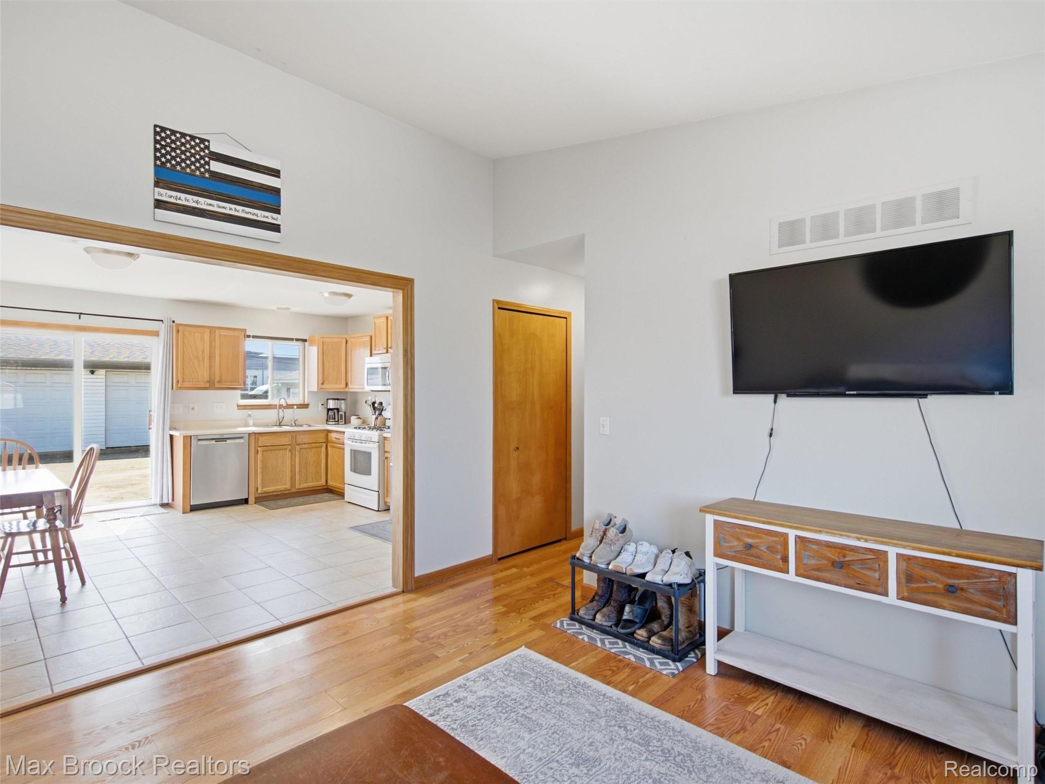 22134 Pleasant Street Property Photo 5