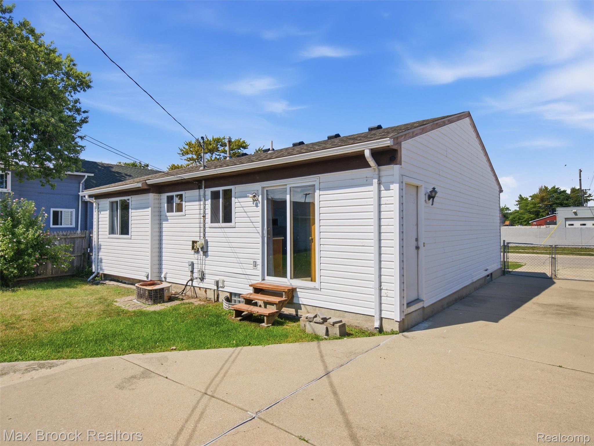 22134 Pleasant Street Property Photo 22