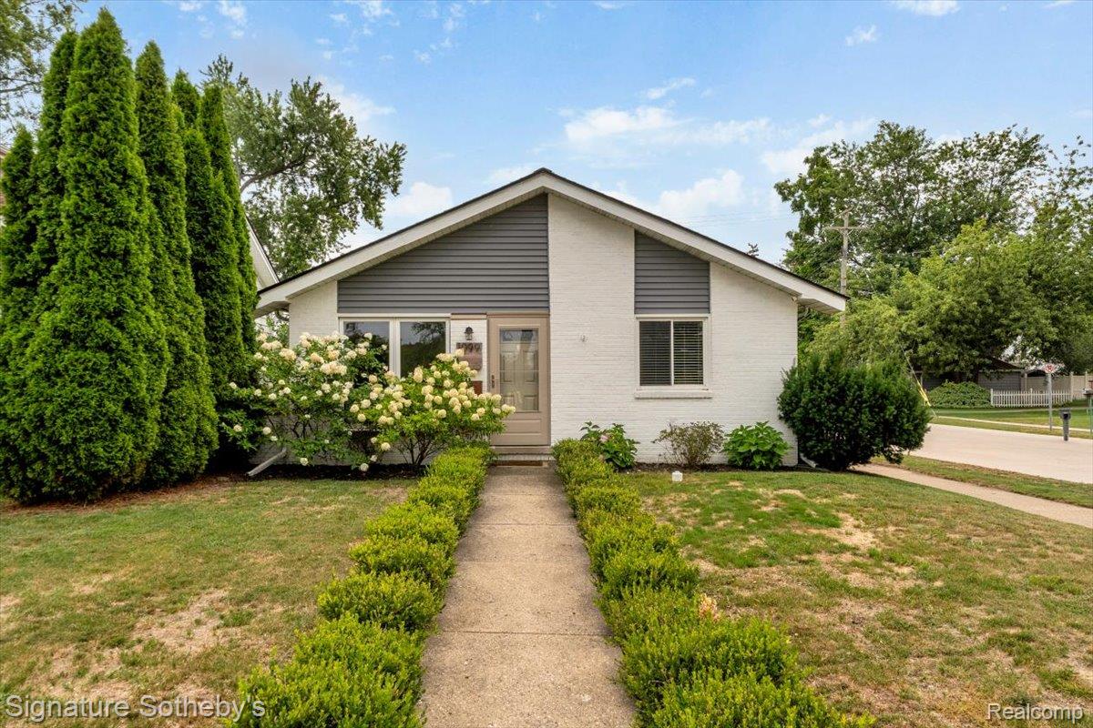 1099 Eaton Road Property Photo 2
