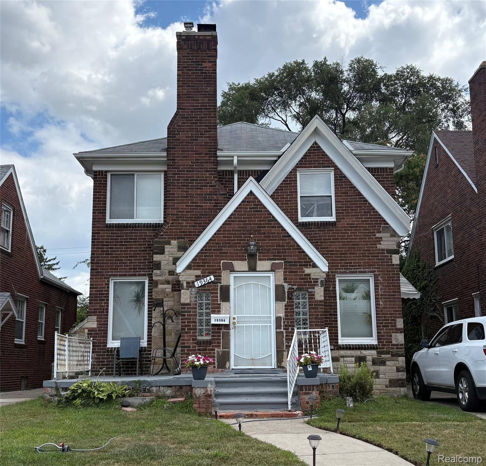 19364 Cliff Street Property Photo 1