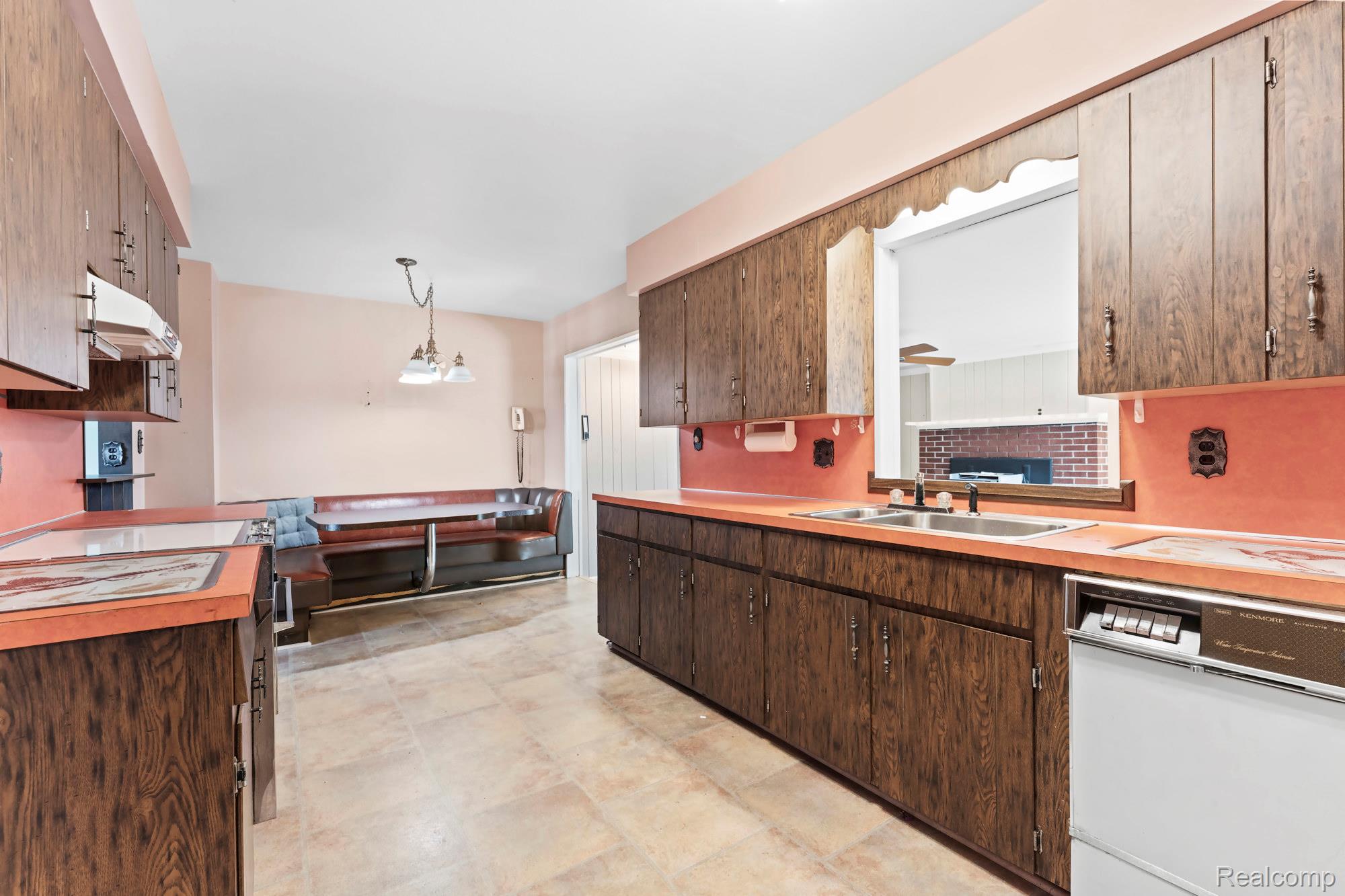 25839 Fairgrove Street Property Photo 5