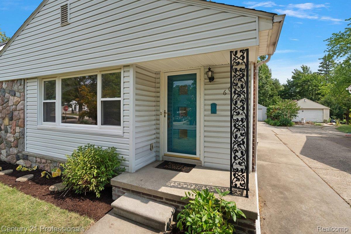 607 Lawson Street Property Photo 2