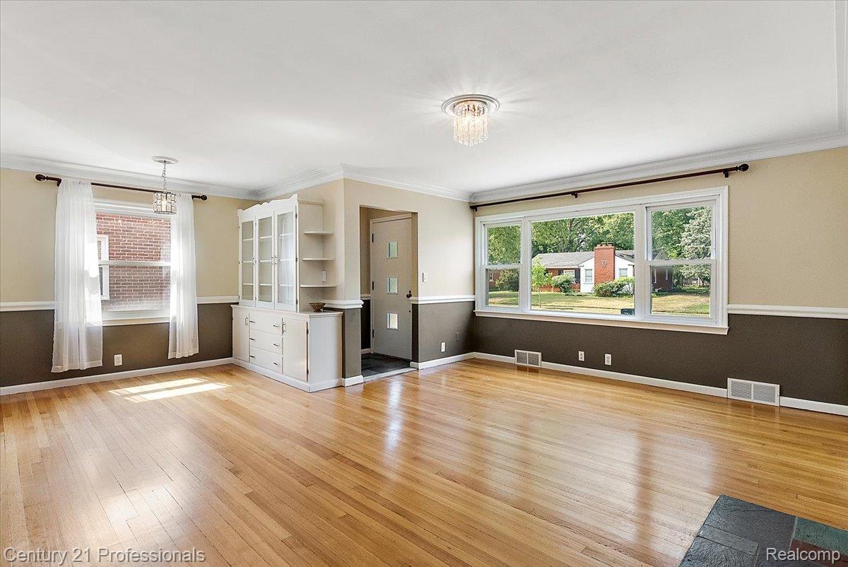 607 Lawson Street Property Photo 4