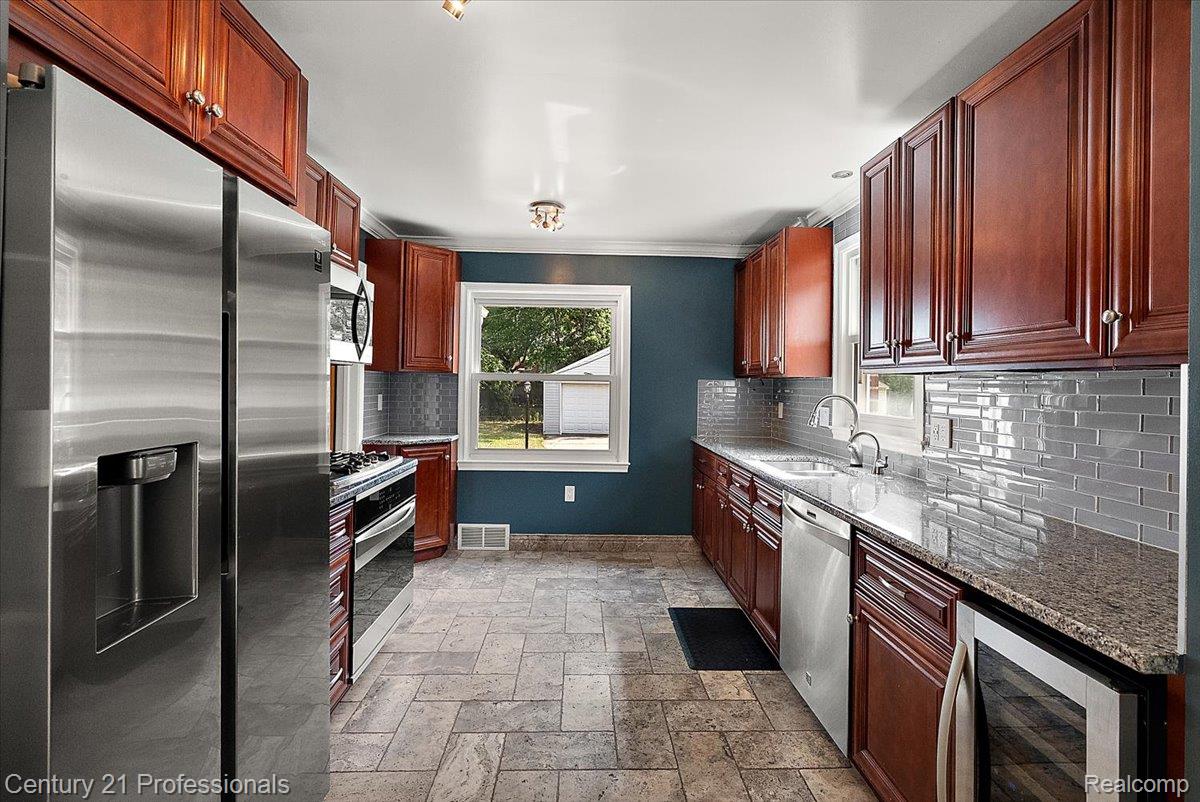 607 Lawson Street Property Photo 5