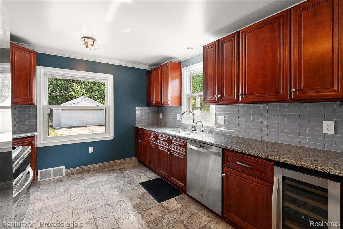 607 Lawson Street Property Photo 6