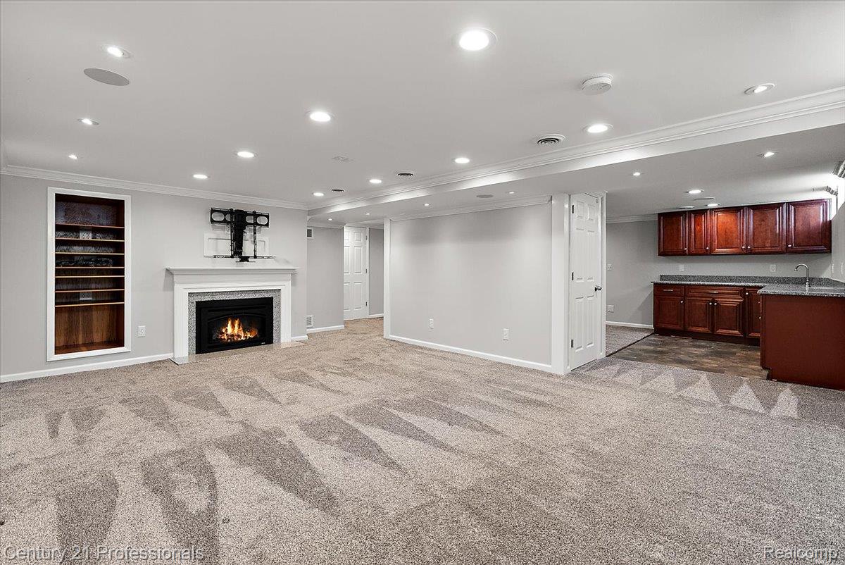 607 Lawson Street Property Photo 9