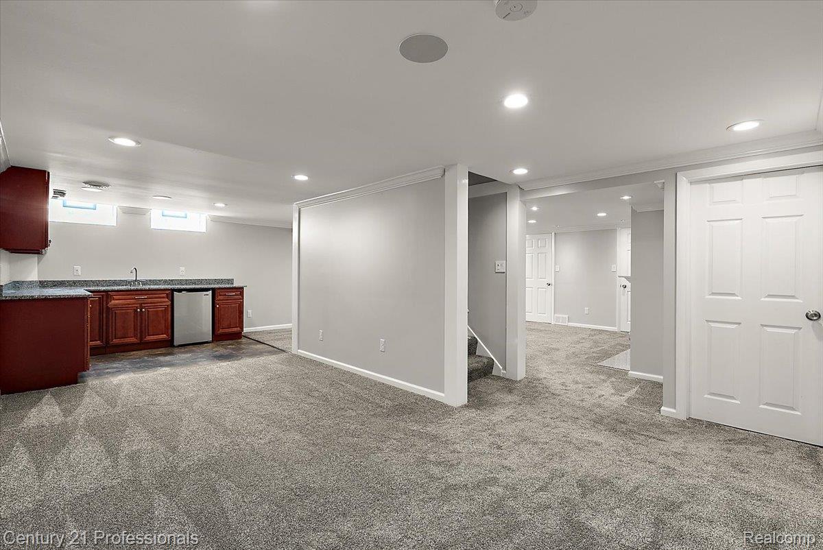 607 Lawson Street Property Photo 10