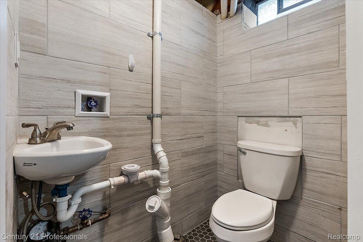 607 Lawson Street Property Photo 33