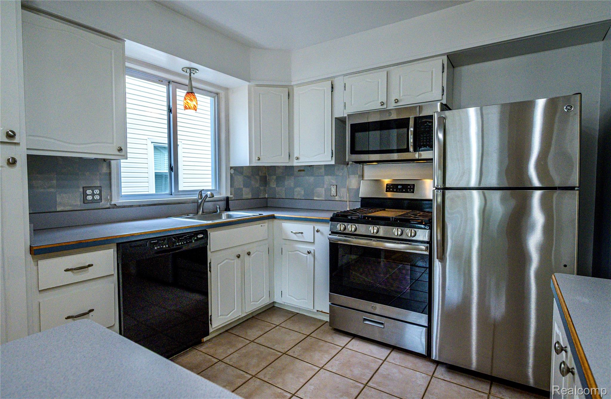 505 S Minerva Avenue Property Photo 2
