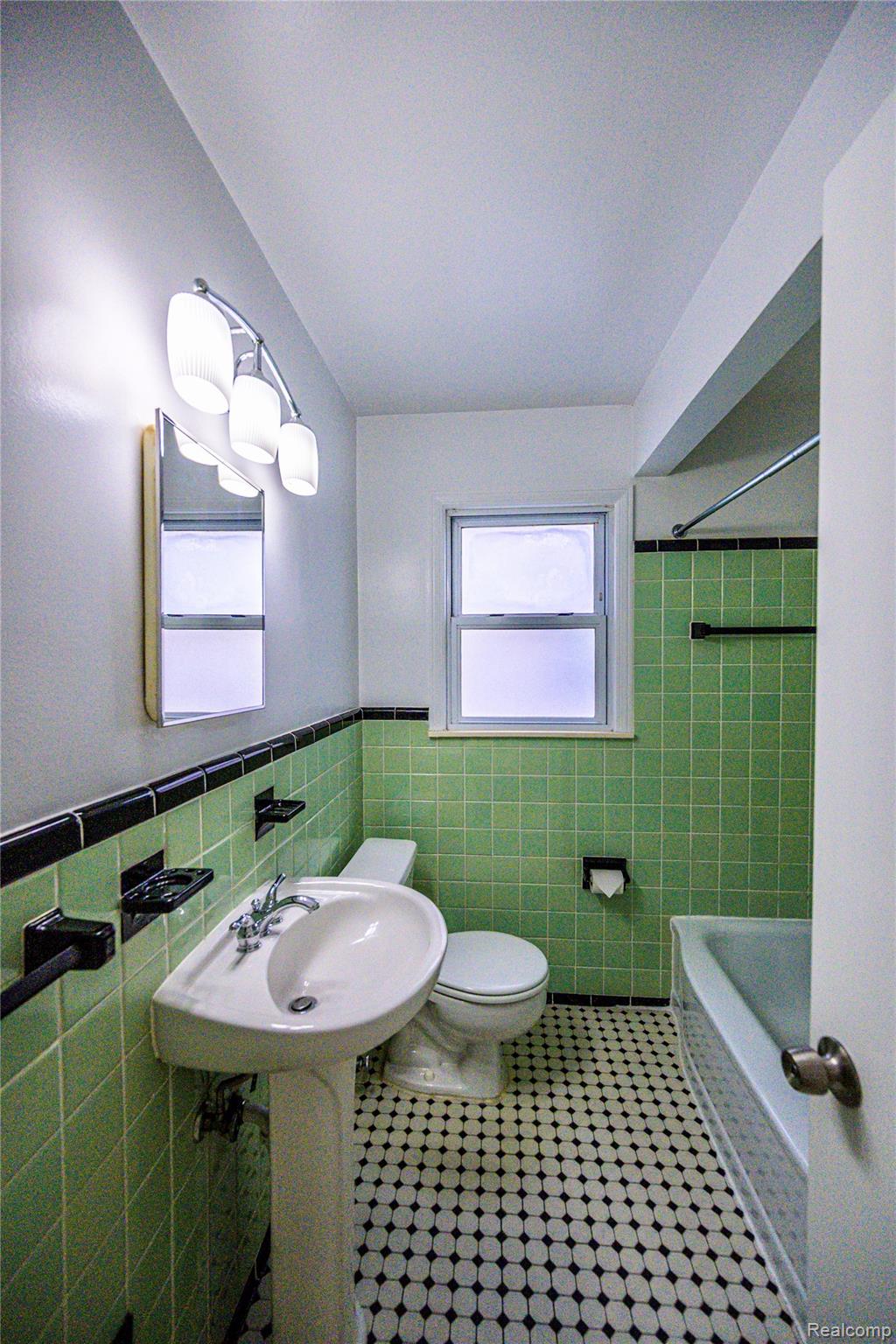 505 S Minerva Avenue Property Photo 13