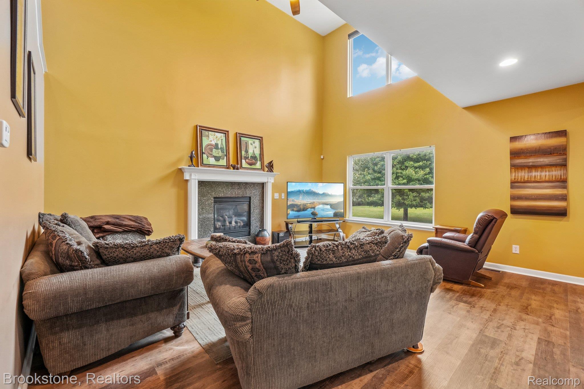 2633 Groveland Road Property Photo 5