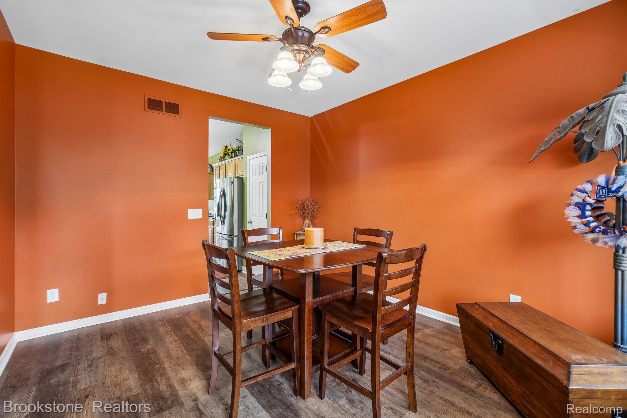 2633 Groveland Road Property Photo 9