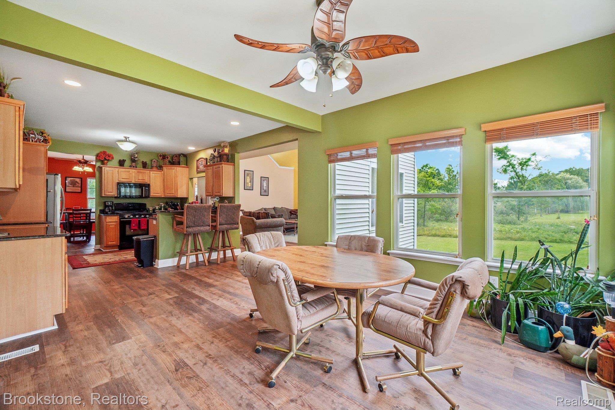 2633 Groveland Road Property Photo 10