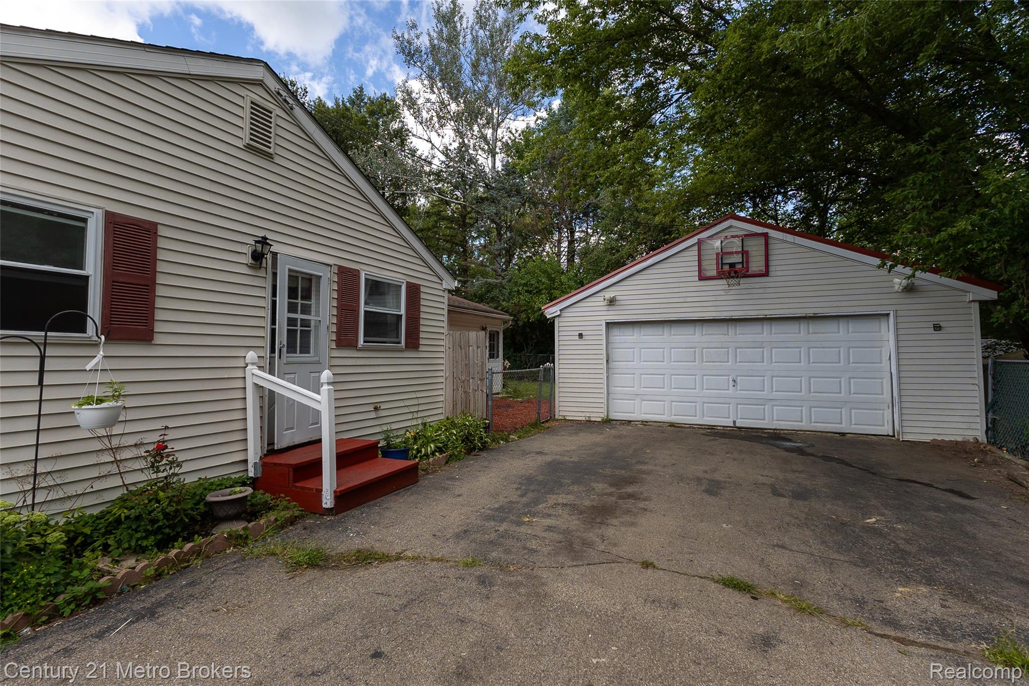 5101 Marilyn Drive Property Photo 1