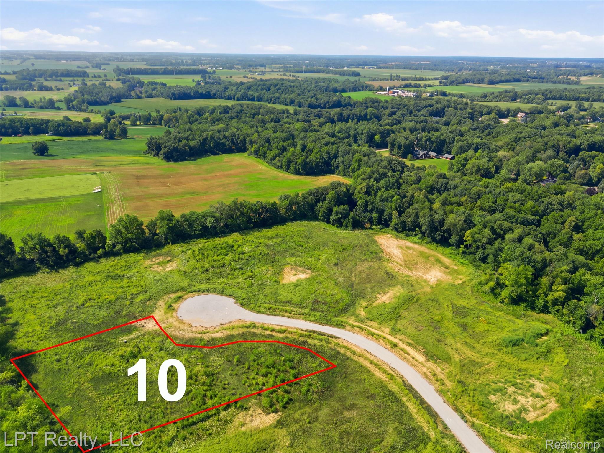 9557 Creekside Drive Property Photo 1