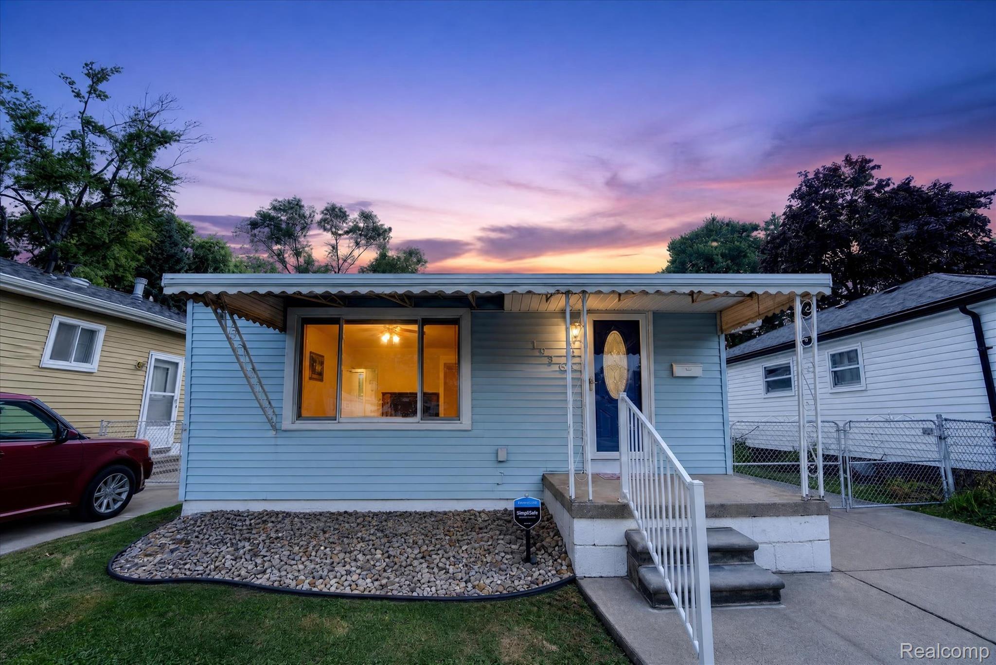 19360 Kinloch Street Property Photo 3