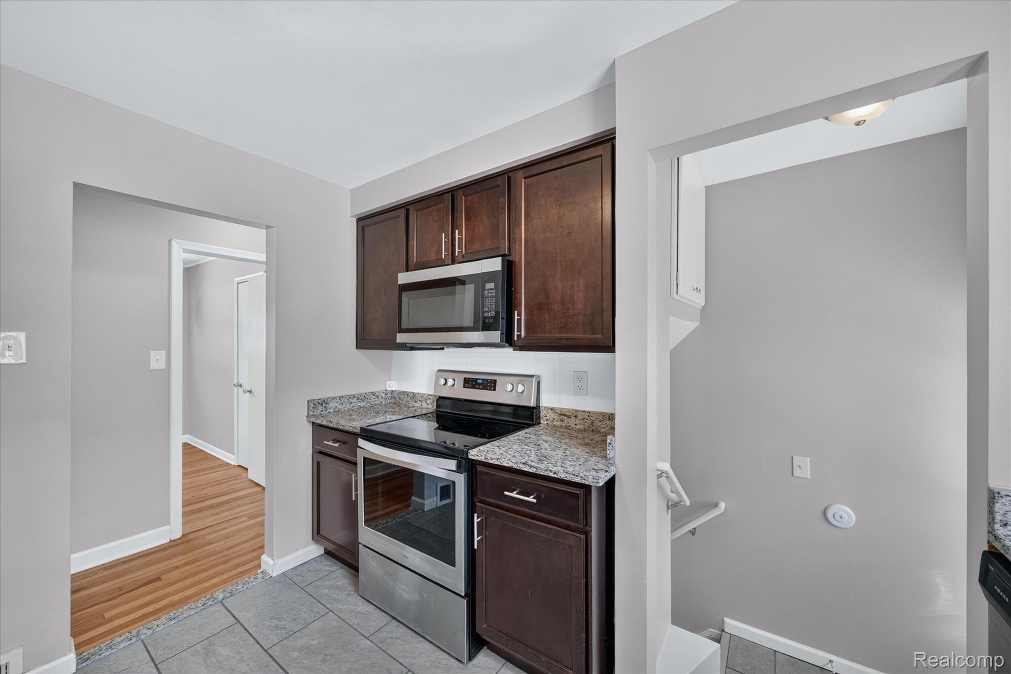 19360 Kinloch Street Property Photo 5