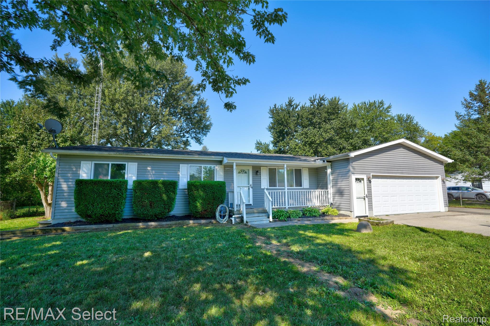 2122 Hillsdale Drive Property Photo 1