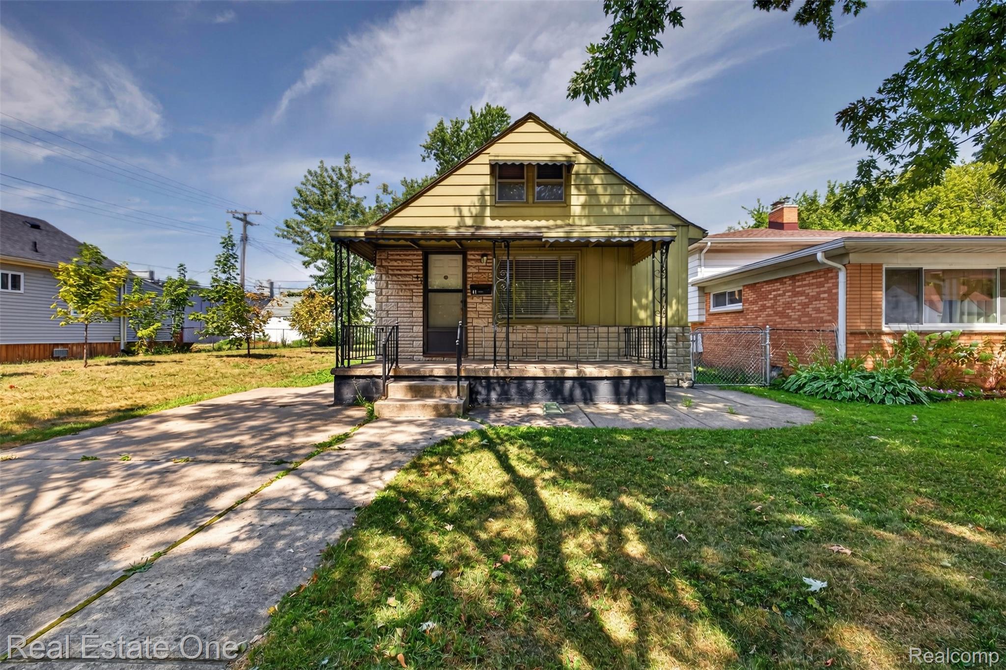 41 E Maxlow Avenue Property Photo 1