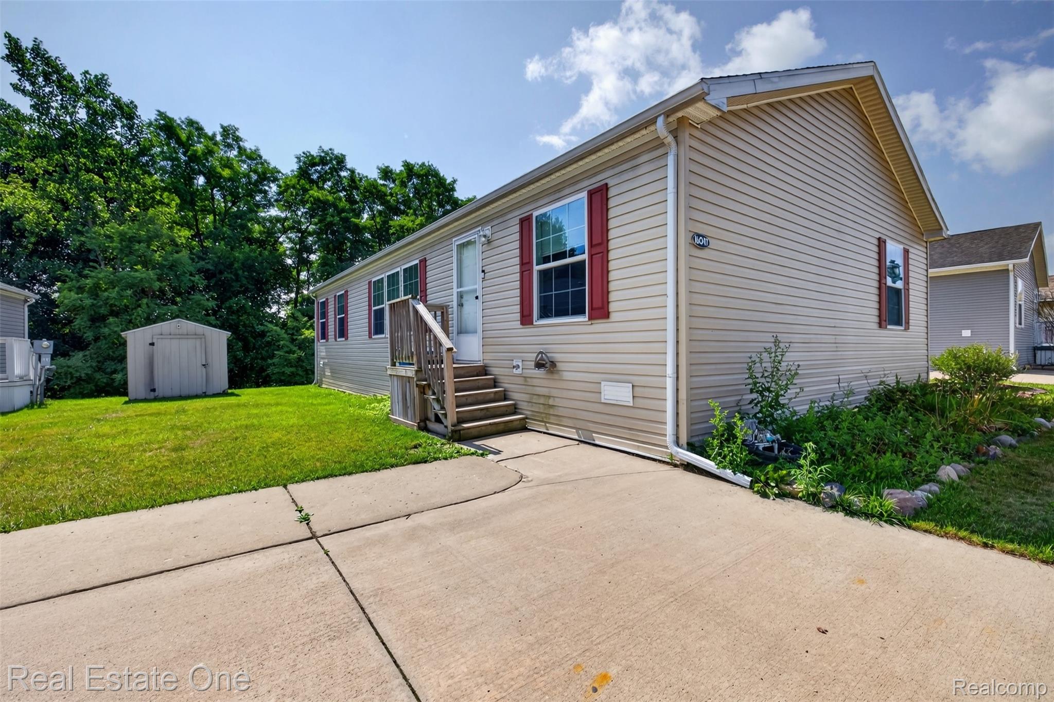 16047 Windsor Lane Property Photo 1