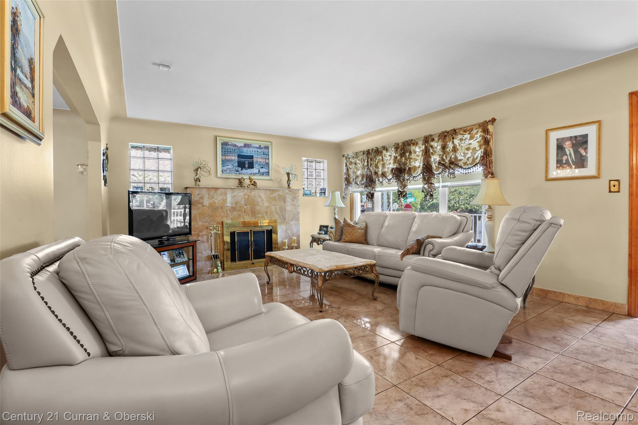6151 Oakman Boulevard Property Photo 3