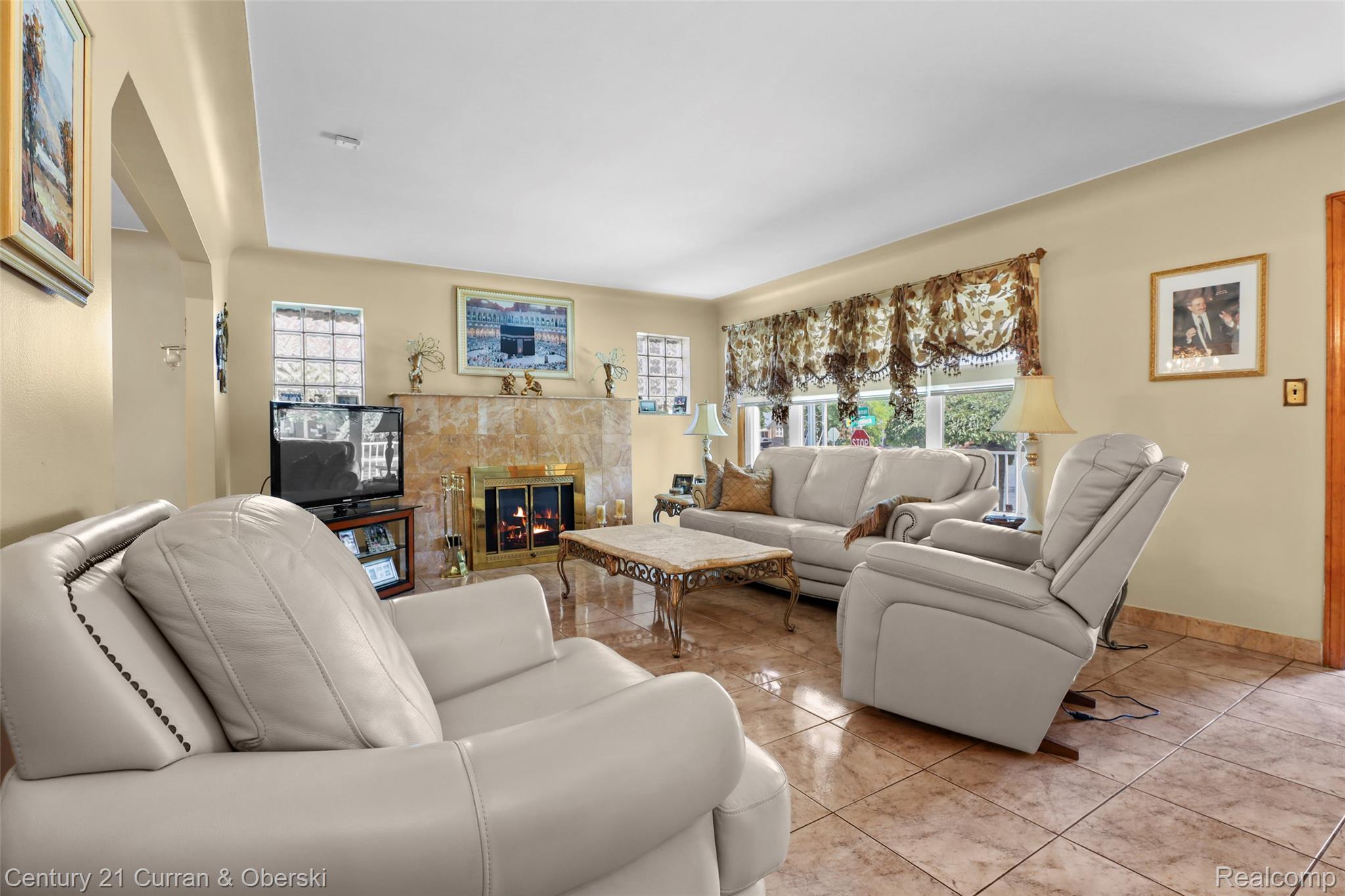 6151 Oakman Boulevard Property Photo 4