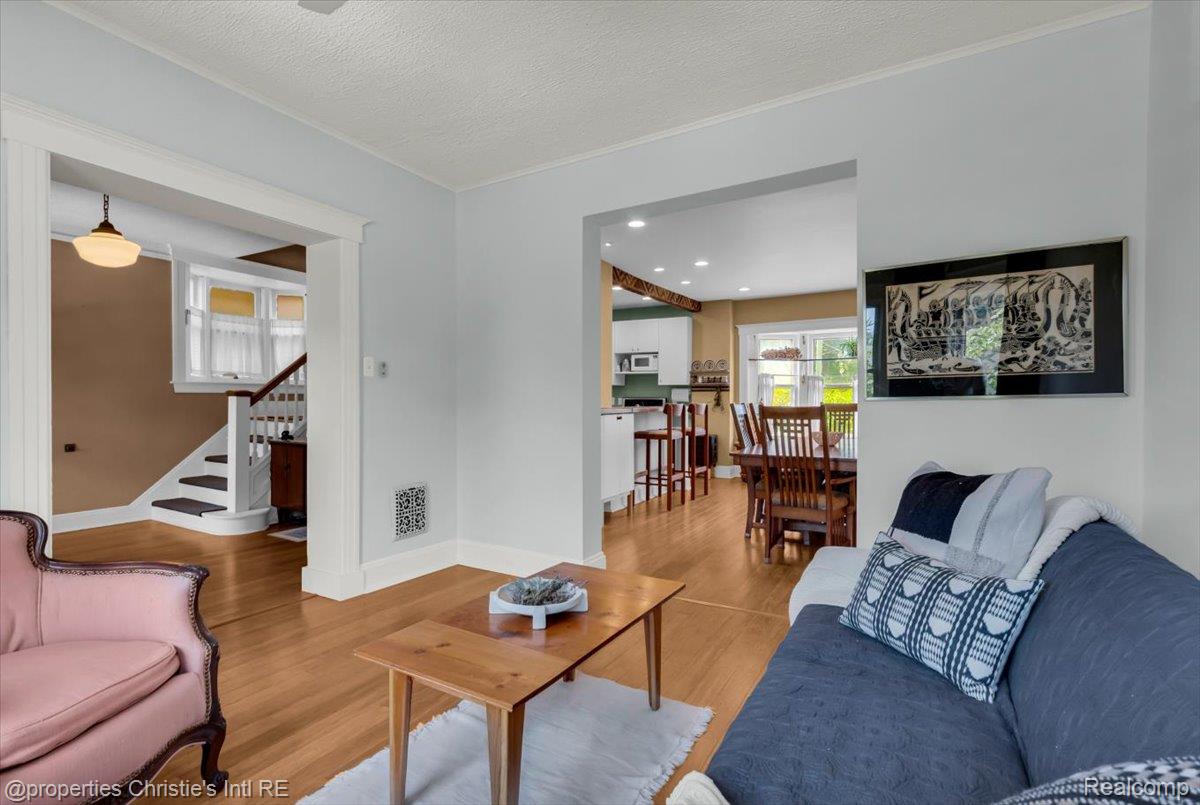 2347 Clark Street Property Photo 9