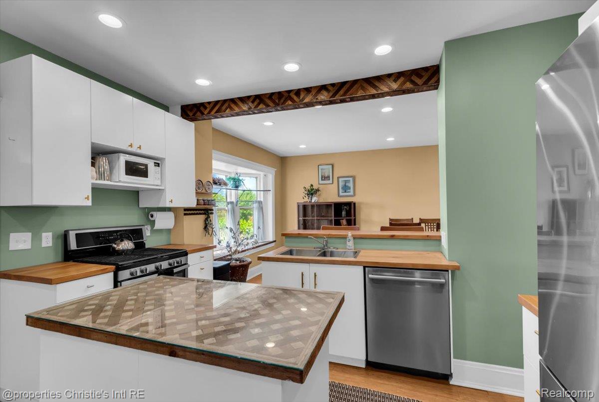 2347 Clark Street Property Photo 12