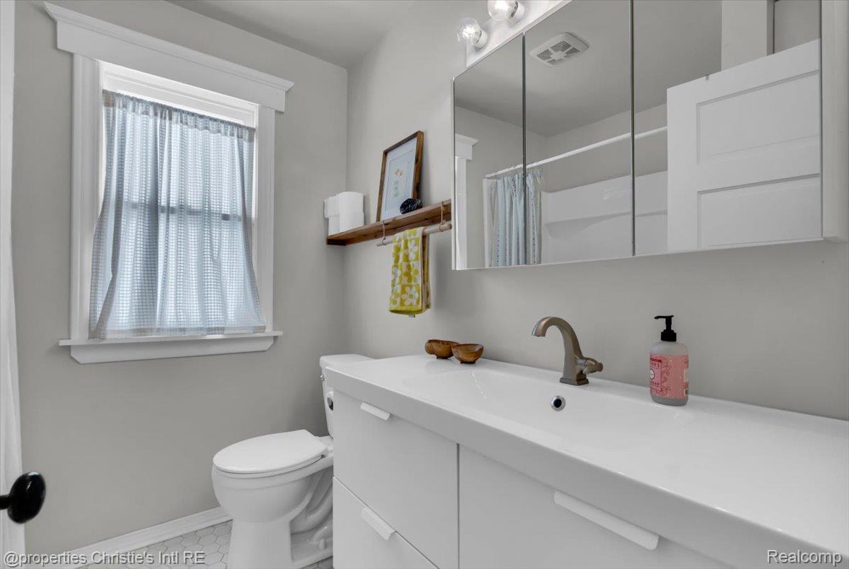 2347 Clark Street Property Photo 25