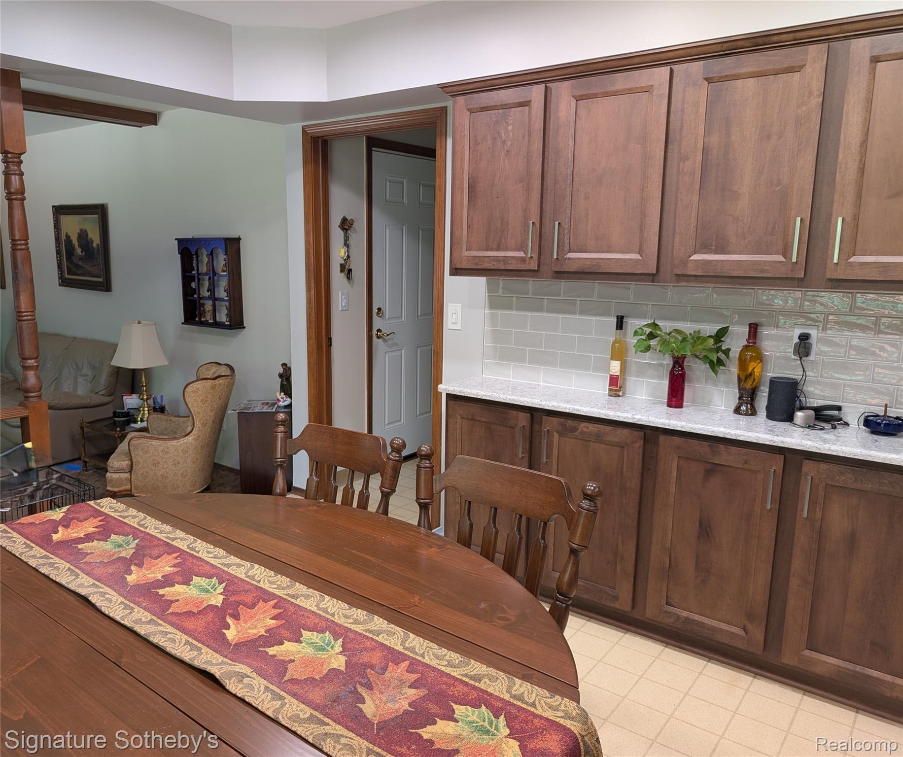 5303 Woodrun Drive Property Photo 6