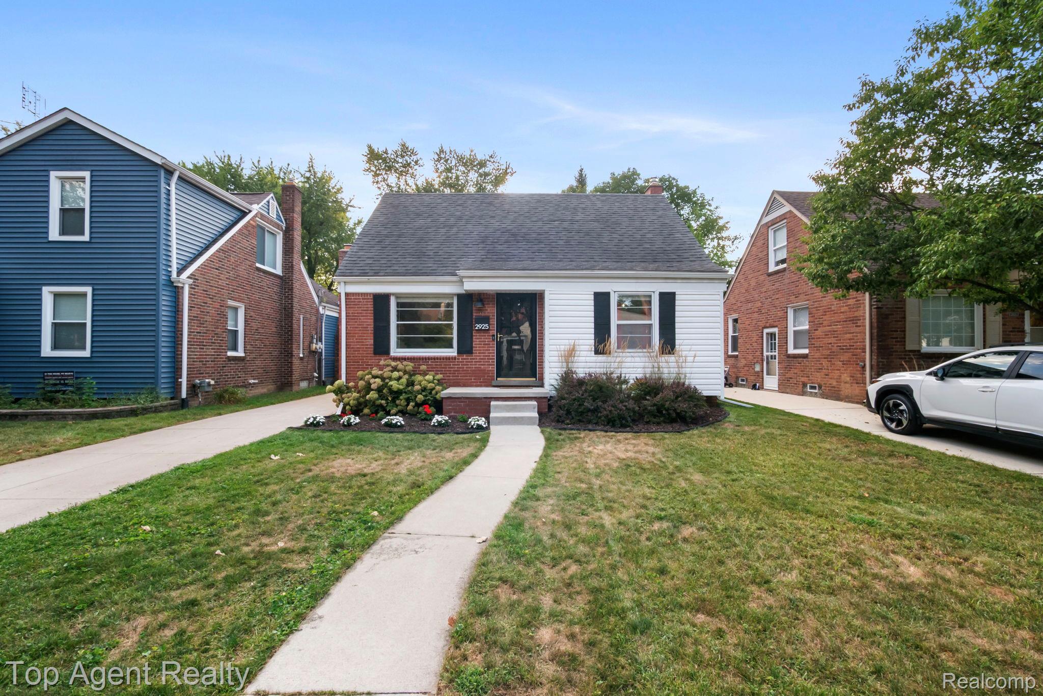 2925 N Alexander Avenue Property Photo 1