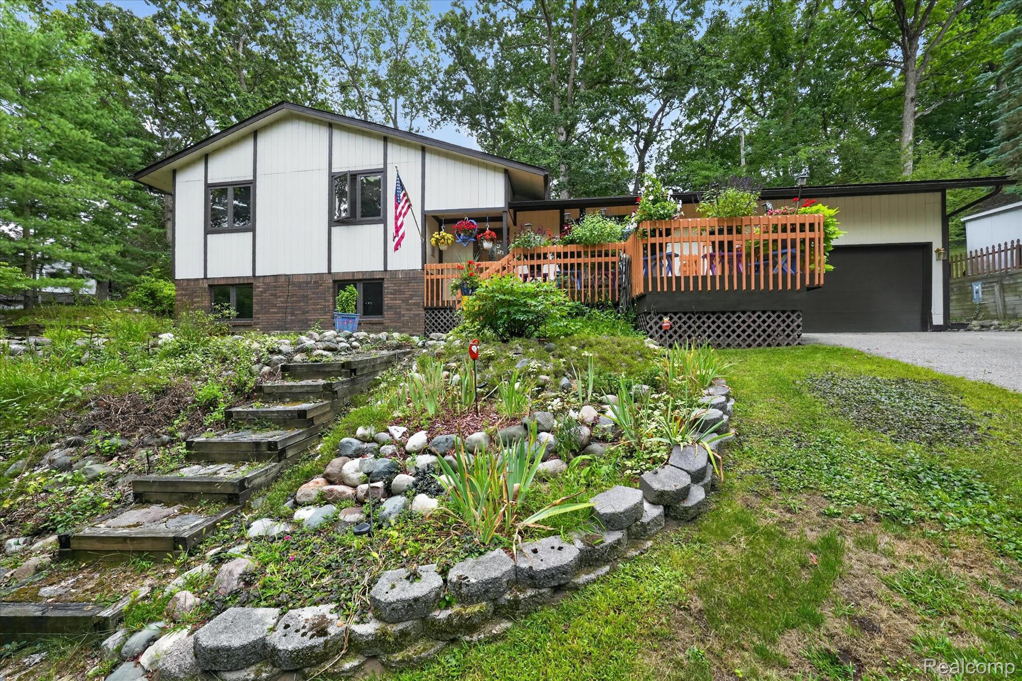 5001 Mohawk Avenue Property Photo 1