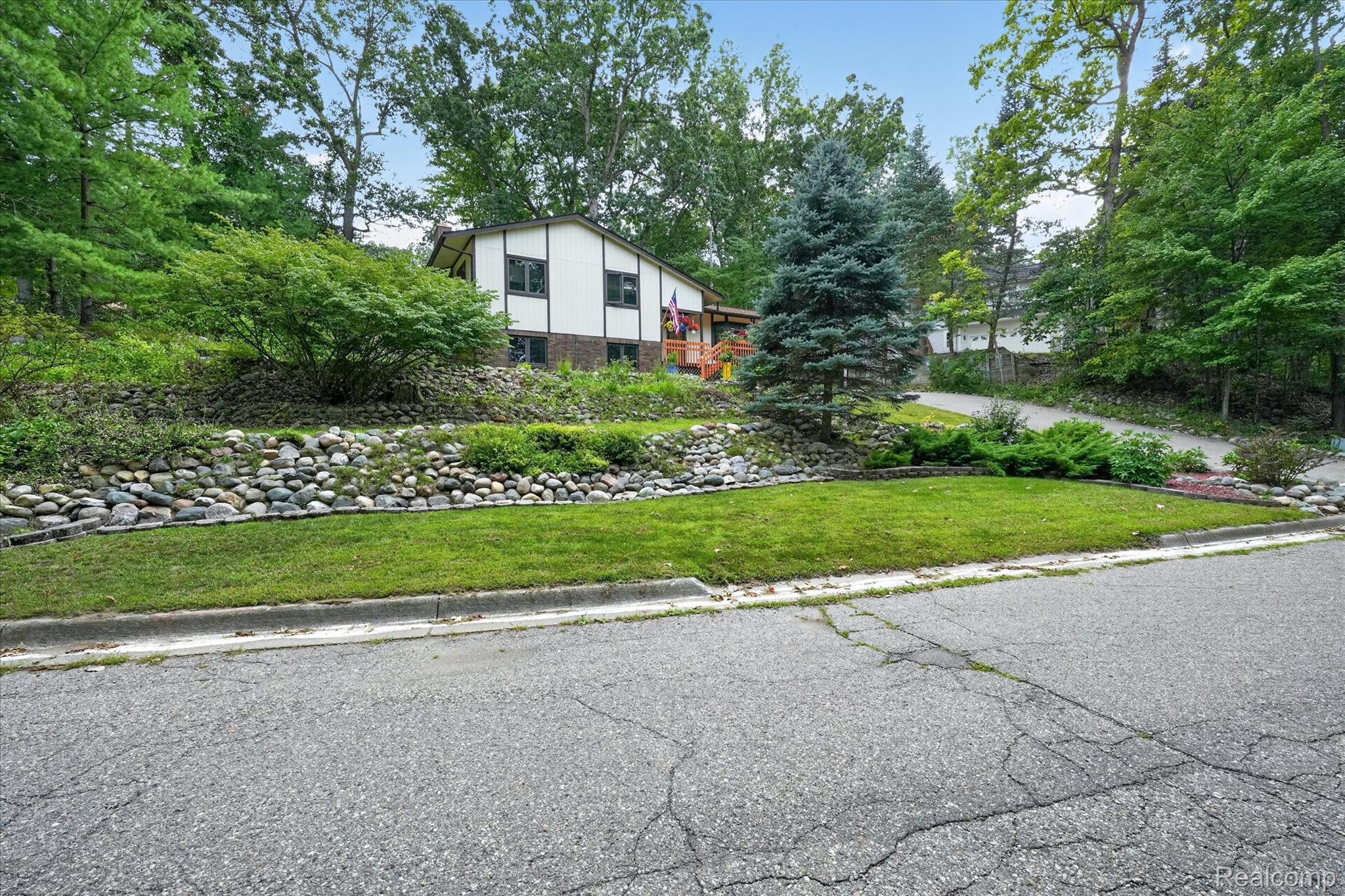 5001 Mohawk Avenue Property Photo 2