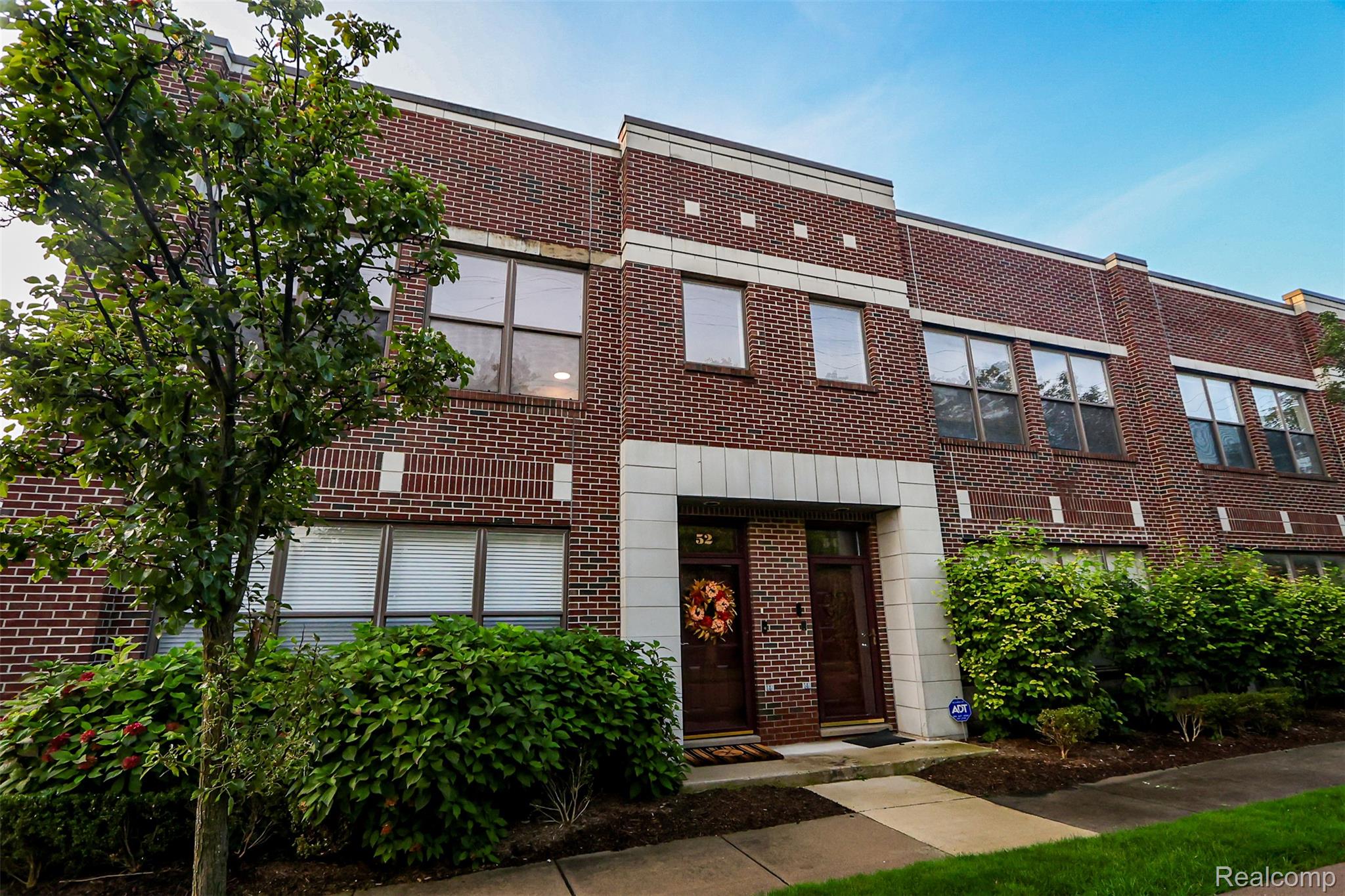 52 W Bethune Street