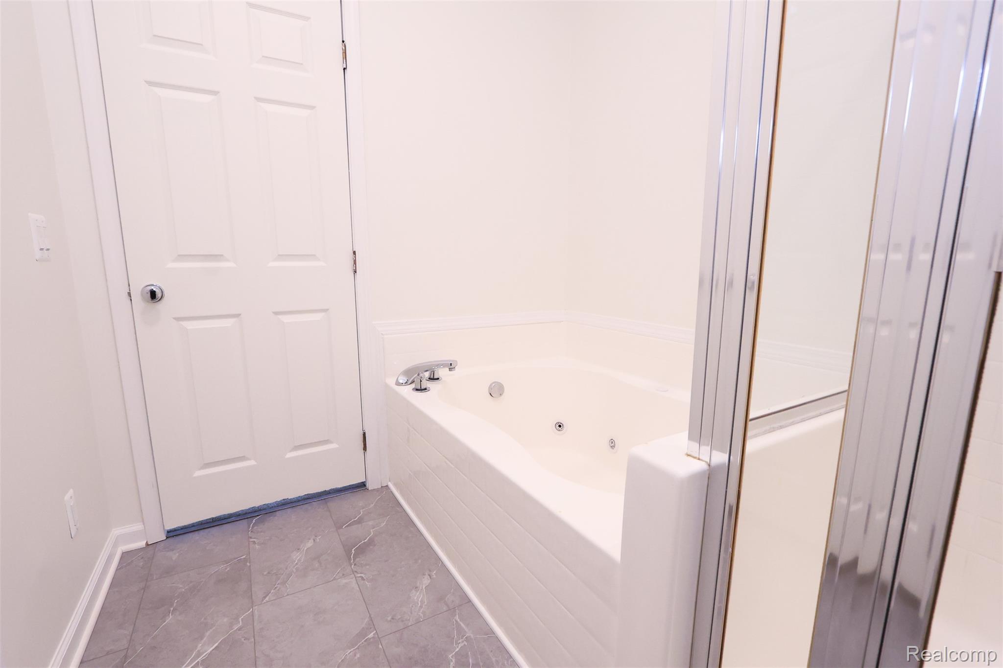 52 W Bethune Street Property Photo 24
