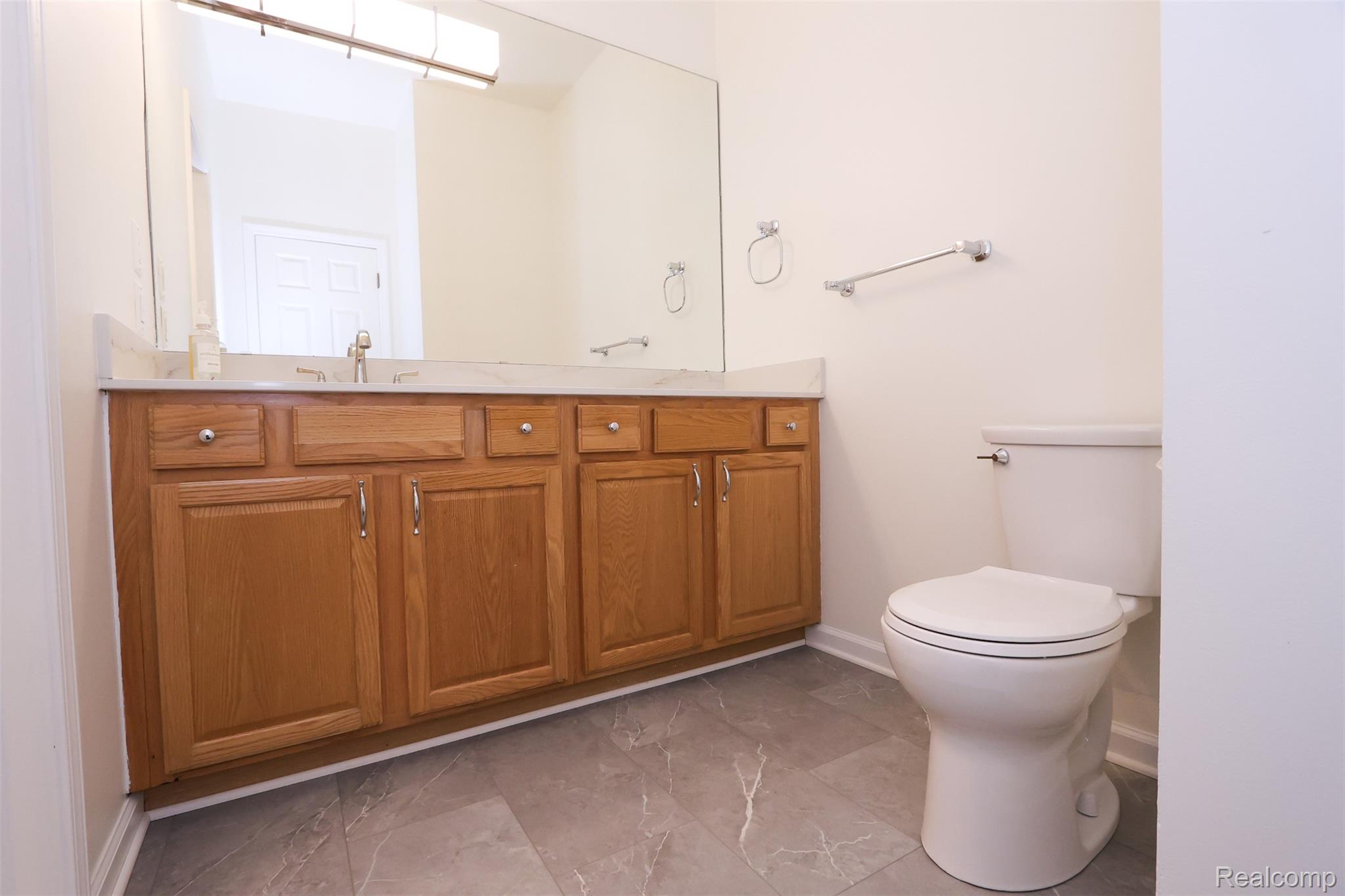52 W Bethune Street Property Photo 25