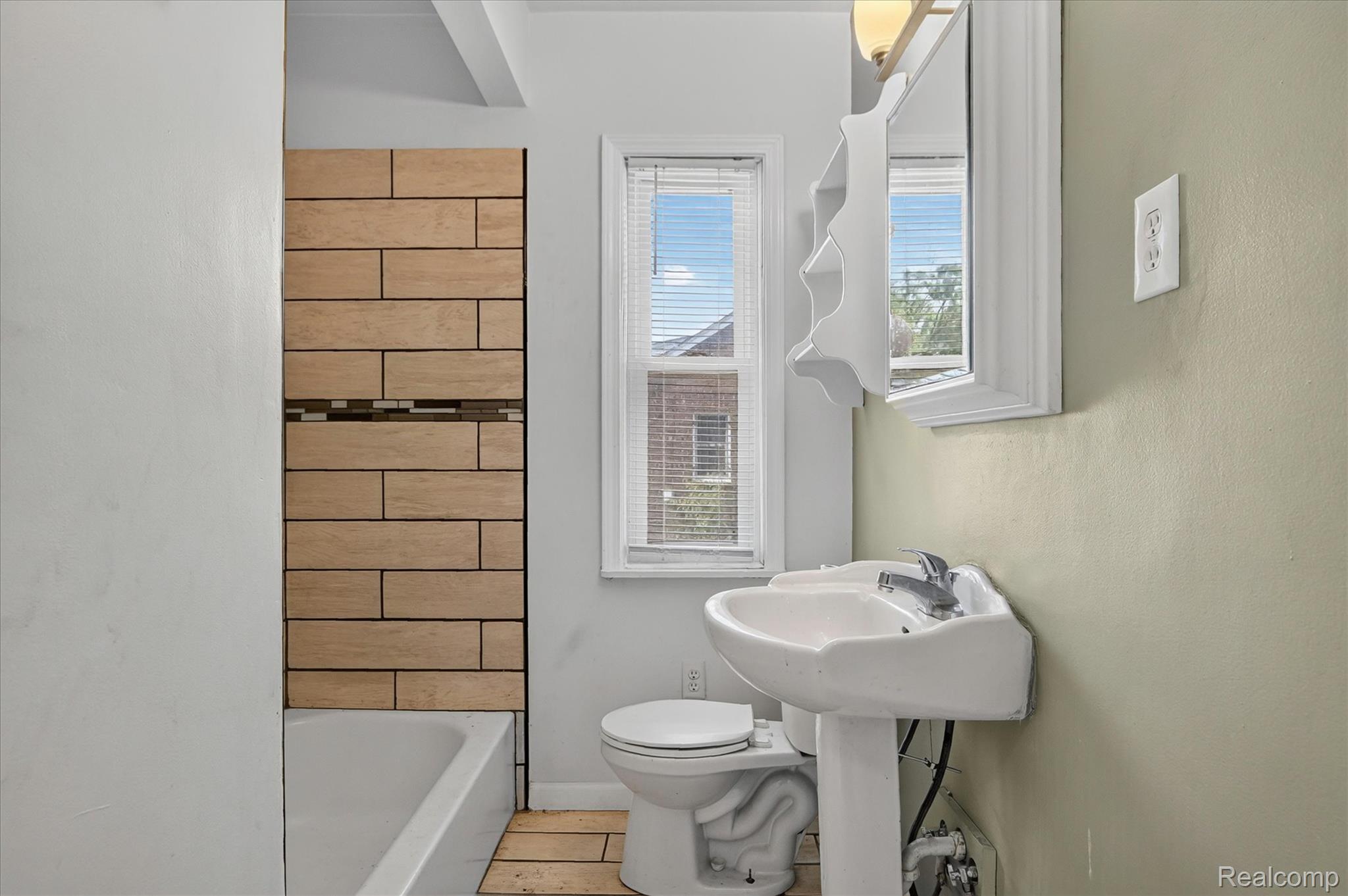 11641 Glastonbury Avenue Property Photo 18