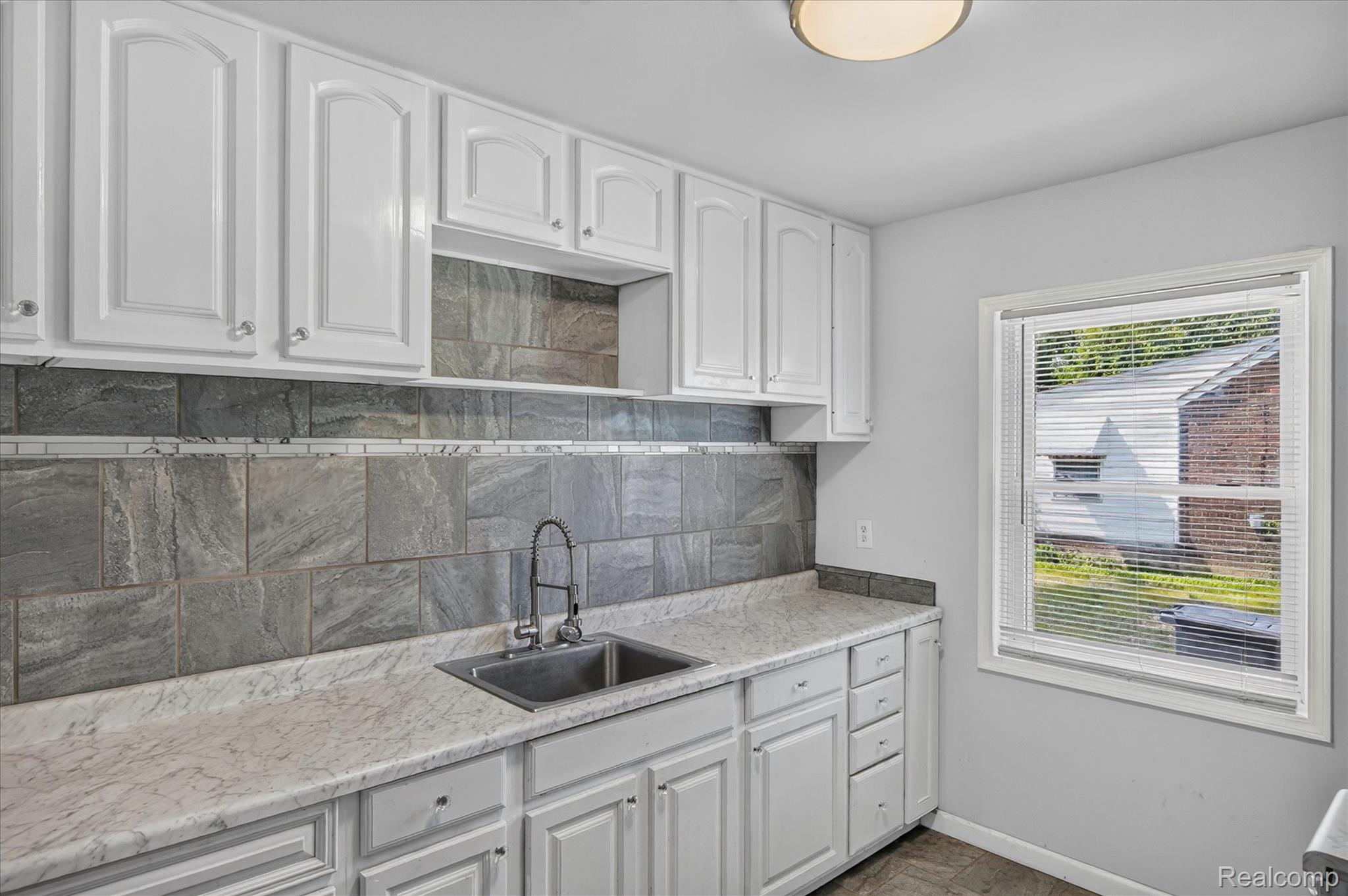 11641 Glastonbury Avenue Property Photo 20